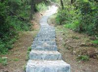 　介壽村可前往機場的登山步道日前完工，沿途路面及周邊整齊清爽，是登山運動好去處。（圖／文：曹重偉）
