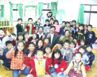 兒童節前夕,府會首長送給介壽附幼小朋友糖果。(圖/文:邱桂惠)