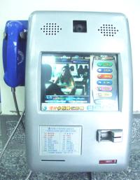 中華電信在南竿機場內新裝設一具「寬頻多媒體公話機」,可以上網收發信件。(圖/文:曹重偉)