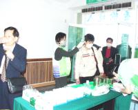 防範SARS,地區防疫人員在福澳港進行檢疫工作,縣長陳雪生也親自至港口瞭解防疫措施。(圖/文:邱桂惠)