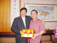 縣長陳雪生與苗栗傅學鵬縣長會晤,交換縣政建設經驗。(苗栗縣政府提供)