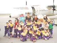 塘岐附幼師生到機場進行戶外教學,並和立榮飛機合影。(圖/文:陳鵬雄)
