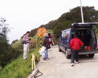 內政部營建署測量人員協助莒光鄉規劃道路整建測量。(圖/文:陳樂團)