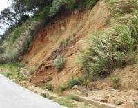 北竿上村附近山坡逢雨必坍,雨季來臨安全堪虞。(圖/文:陳鵬雄)