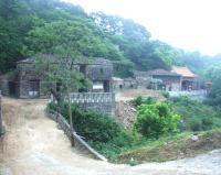 青檀澳現在的村景一角，左邊道路連接的第一家即為立委曹原彰舊宅，最右側的建築物為道教祖廟。（圖／文：曹重偉）