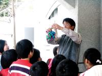 仁愛國小校長王建華指導小朋友陶笛吹法。(圖/文:邱桂惠)