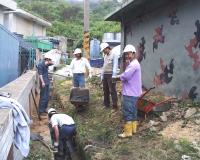 西莒發電廠員工齊手加強廠區周邊環境清理,防止病媒孳生。(圖/文:陳樂團)