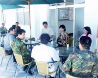 SARS防治因應小組召集人縣長陳雪生等人,昨日上午前往馬港與當地民代進行協調。(圖/文:曹重偉)