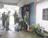 防止SARS入侵國軍弟兄正進行全面消毒工作。(圖/文:林家菊)