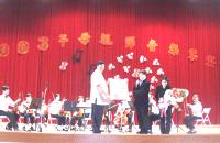 名揚室內樂團團長陳清中代表該樂團贈送紀念品給縣長陳雪生,並祝賀馬祖媽媽們佳節快樂。(圖/文:曹重偉)
