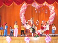 敬恆國中小慶祝母親節小朋友表演才藝。(圖/文:陳樂團)