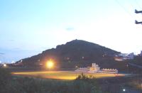 有了夜間照明,東湧運動場在入夜後也呈現出不同於白天的情調。(圖/文:陳其敏)
