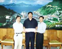 駿富營造陳國禮捐贈一萬個外科手術口罩及五百件防護衣給地方。(圖/文:邱桂惠)