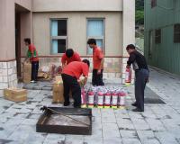 消防 局 贈送滅火器由消防人員送至各家戶並現場示範操作。(圖/文:陳樂團)