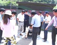 面水溝蓋凹陷情形。(圖/文:陳樂團)民代鄉表實地瞭解路