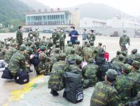 「臺馬輪」搭載休假官兵返馬,地區軍政民首長前往福澳碼頭呼籲所有休假返馬弟兄要減少互動,不准在外逗留。(圖/文:邱桂惠)