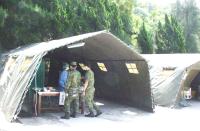 國軍馬祖醫院搭設臨時帳篷將醫護人員及前來看診的病人撤離坑道移至戶外,以減少風險。(圖/文:邱桂惠)