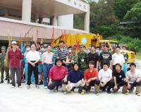 縣長陳雪生致贈五千元加菜金給支援打掃的國軍弟兄。(圖/文:邱桂惠)