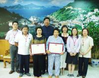 縣府核發地區兩家民宿登記證,以及六名導覽人員觀光解說員證。(圖/文:邱桂惠)