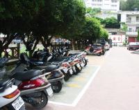 縣府大樓前重新劃設停車格。(圖/文:邱桂惠)