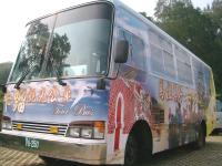 給予馬祖觀光文化公車彩繪亮相,昨天第一次上路向你打招呼,吸引軍民目光,並滿意的眼神。(圖/文:宋志富)