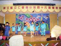 仁愛國小畢業典禮別開生面,二十三位在校生賣力演出。(圖/文:曹重偉)
