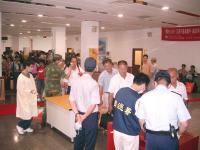 因登船佩戴口罩問題,昨天臺馬輪旅客與岸巡隊執行任務人員發生口角。圖為大批旅客排隊等候通關出境,因空中交通不穩定,改走海路擁擠場景。(圖/文:宋志富)