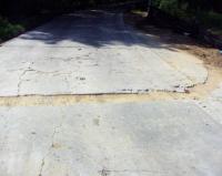 仁愛入村道路上週遭不明人士開挖,且回填不實造成凹陷,影響行車安全。(圖/文:曹重偉)