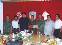 防區司令、縣長、議長等軍政首長聯合舉辦莒光一九四旅新舊旅長迎新送舊餐會場面。(圖/文:陳樂團)