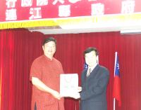 人事行政局局長李逸洋首度來馬,與縣長陳雪生交換紀念品。(圖/文:曹重偉)