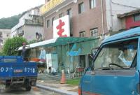 福澳一鄉親在建物後門搭建採光罩，且未申請建築執照，工務局已依法要求限期補辦。（圖：縣府工務局提供）