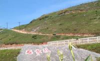 道路施工關係，現在進出東湧燈塔等景點，必須依賴雙腳來完成。（圖／文：陳其敏）