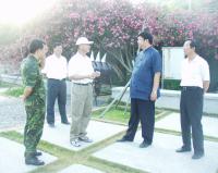 防區司令陸華寧就北海坑道管理措施一事，與縣長陳雪生、副縣長徐文吉交換意見。（圖／文：曹重偉）