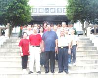 北市文山區區長旅台鄉親葉金福帶領同仁來馬旅遊，與縣長陳雪生在縣府前合影留念。（圖／文：曹重偉）