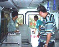 交通局、監理所聯合進行縣內公共汽車安檢工作,確保乘客意外發生時「逃生有門」。(圖/文:曹重偉)