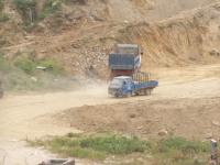 后澳水庫工地因未做好防護措施，車輛進出加上北風強勁，讓村內揚塵嚴重。（圖／文：曹重偉）