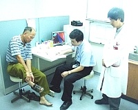 來馬支援的基隆醫院復健科主任鄭舜平醫師,為地區病患進行看診。(圖/文:曹重偉)