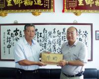 環保局長陳秀華代表縣長致贈牛奶及礦泉水給清潔隊員,由公所秘書林世孝代為接受。(圖/文:曹重偉)