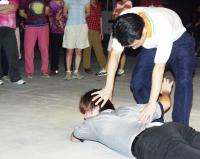 「就是那個地方，用力抓下去！」教官盧俊宇示範婦女被壓制在地上時，該如何做反擊。（圖／文：張登傑）