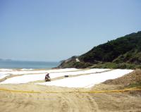 后澳水庫工地建商進行裸露地面帆布鋪設，以避免再度風飛沙，也讓岩方爆破的影響降到最低。（圖／文：曹重偉）