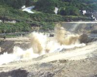 后澳水庫工地昨天進行岩塊爆破工作，環保局長陳秀華、稽查人員及多位民代到現場實地監測影響程度。（圖／文：曹重偉）