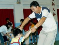 如果兒童劇團舉辦的「肢體律動」,不但小朋友手足舞蹈,大人也玩得相當開心。(圖/文:張登傑)