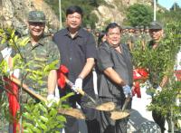 慶祝九十二年軍人節及軍人紀念園區落成啟用典禮，縣長陳雪生、議長陳振清、馬防部司令陸華寧主持綠化植樹活動。（圖／文：張登傑）