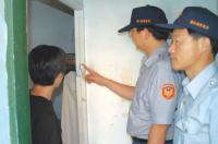 警察局「治安風水師」到民眾住家提供防竊建議。(圖/文:張登傑)