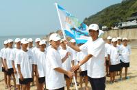 「馬祖水上群英會」青少年夏令營昨日在南竿鐵板沙灘舉行授旗典禮，隨即展開兩天一夜刺激好玩的水上活動。（圖／文：張登傑）