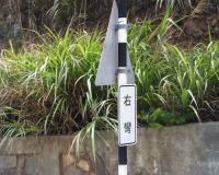 西莒北面環島公路警示標誌遭人破壞景象。(圖/文:陳樂團)