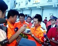 江少南平安返馬,下船後由當天執勤時的小隊長許志益端上一碗豬腳麵線給他去霉氣。(圖/文:曹重偉)