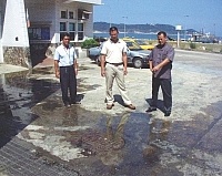 福澳村口前汙水下水道嚴重堵塞,逢下雨就汙水橫流,鄉長林樹清、村長林爾平共同現勘。(圖/文:曹重偉)