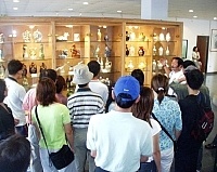 馬祖酒廠巡禮熱鬧登場，廠方解說員向來賓們介紹酒廠歷年的經典產品與特色。（圖／文：曹重偉）