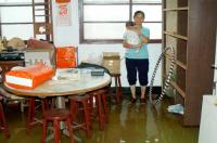 介壽商場賀姓住戶只要大雨一下,後山大量泥水就會湧入住家,讓他們飯吃得不安心、覺睡得不安穩。(圖/文:張登傑)